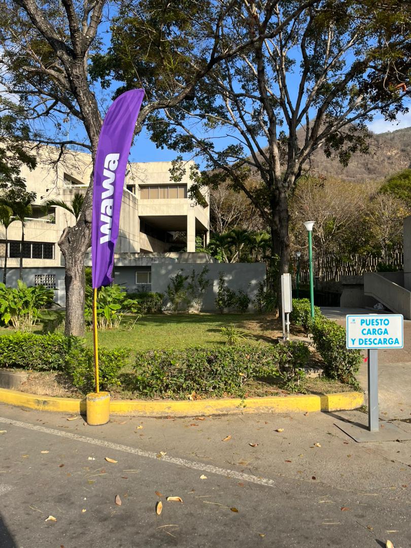 Punto wawa detrás del Edificio de Postgrado UCAB con bandera morada